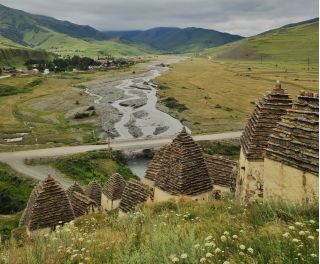 Топ-места Осетии: Даргавс, Мидаграбинские водопады и качели над пропастью