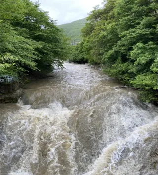 Хучнинский водопад и экраноплан «Лунь»