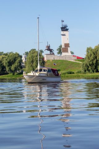 На парусно-моторной яхте по Волхову и Ильмень-озеру