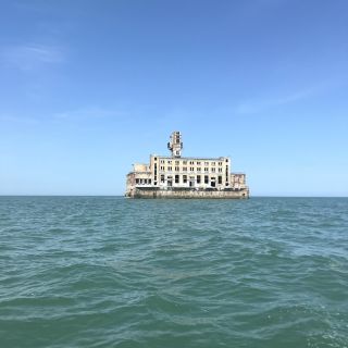 На катере — вокруг 8 цеха завода «Дагдизель»