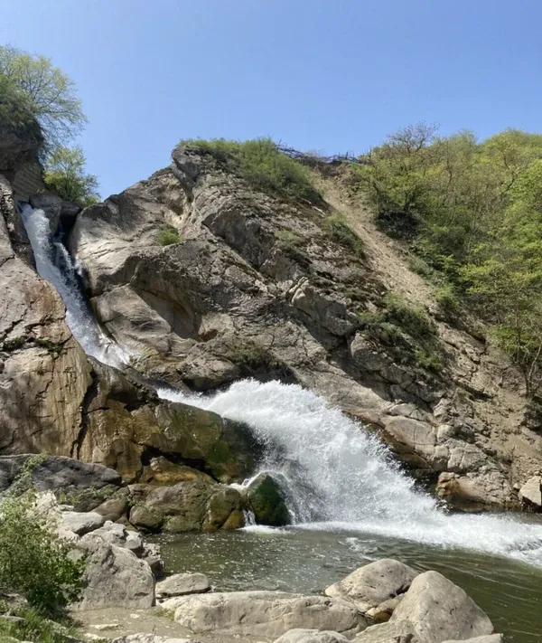Хучнинский водопад и экраноплан «Лунь»